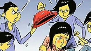 在厕所里，她被人採着头发踹屁股……