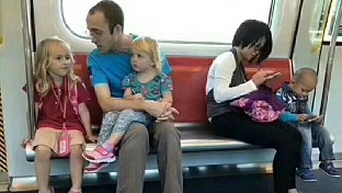 疫情期间，孩子拿起手机就放不下怎么办？