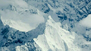 寒雪巅峰，温情脉脉