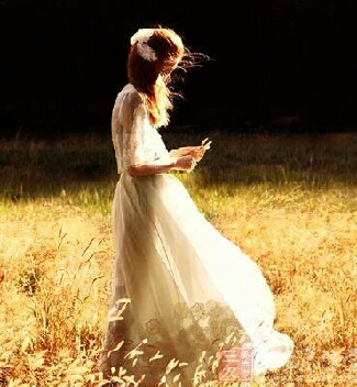 郁郁寡欢的女子