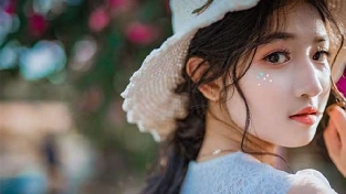 约会时通过女生几个常见的动作看穿她的心理