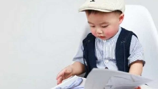 爱咬指甲的小女孩啥办？