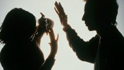 女人对男人动了真情，一定会有这五个装不出来的表现